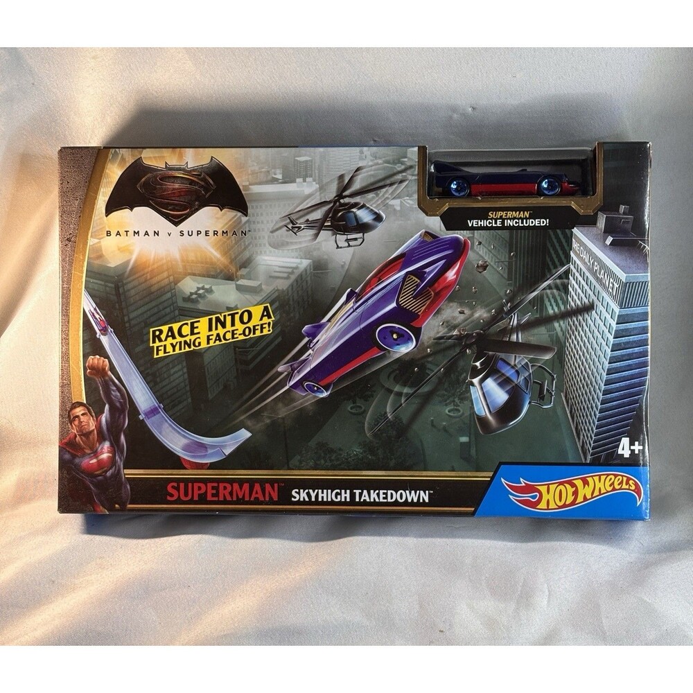 HOT WHEELS BATMAN V SUPERMAN - SUPERMAN SKYHIGH TAKEDOWN W/SUPERMAN VEHICLE-NEW